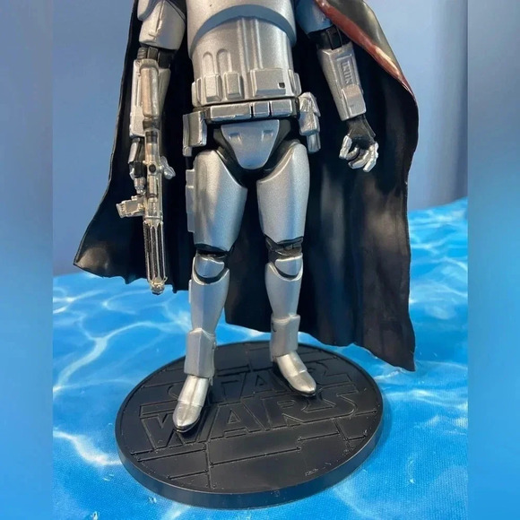 Star Wars Elite Series - Disney Store Exclusive - Die-Cast Captain Phasma 7 1/4” - Picture 10 of 14